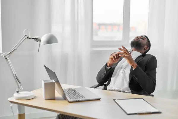African Man Indoor Internet Call Work Online African Employee Desk — Stock Photo, Image