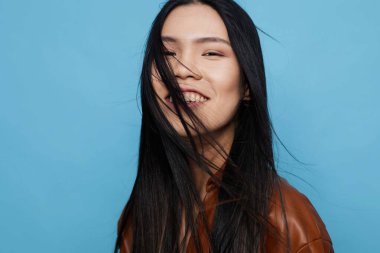 Kadın eli, moda, çekici Asyalı, neşeli, neşeli, kendine güvenen, güzel, uzun, güzel, Kore tarzı, mavi, iş tarzı, stüdyo, sevimli, mutlu, Japon kökenli, neşeli, neşeli, gülümseyen bir kız.