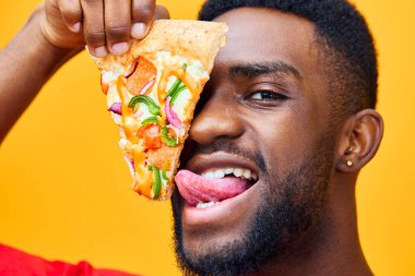 Erkek yemeği, siyah stüdyo pizza mutlu mutlu kırmızı hızlı milenyum pizzacı sakallı Afrikalı adam yemek arka plan gülümsemesi sağlıksız Amerikan beslenme sarı teslimatı