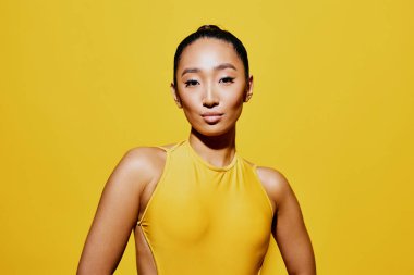 Şok olmuş kadın güzellik moda mutlu makyaj portresi yaşam tarzı sarı esmer mayo tarzı gülümseme şaşırtıcıydı.