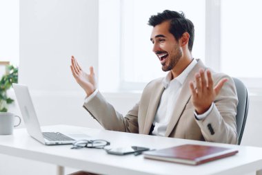 Kablosuz çalışan, kablosuz dizüstü bilgisayar yönetici ofisi. Kapalı alanda gülümseyen bilgisayar iletişim öğrencisi Kafkasya başarısı. Çevrimiçi iş adamı mutlu bir iş adamı oturuyor.