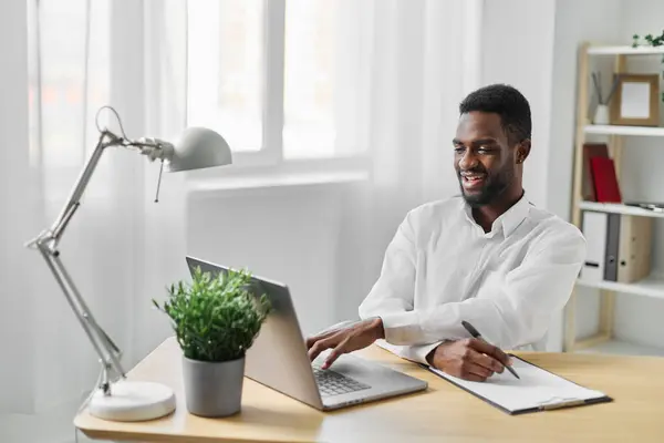 Homem Usando Computador Portátil Comunicação Trabalho Afro Americano Olhando Sentado — Fotografia de Stock