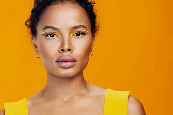 Cosmetologie Vrouw Studio Gelukkig Kleurrijk Afrikaans Zwart Glimlach Stijl Etnisch — Stockfoto