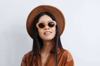 Kadın güneş gözlüğü takıyor. Saçları bej rengi, hayat tarzı, şapka, güzellik, güzellik salonu, saç, güzel tatiller, çekici model, kozmetik, Asyalı.