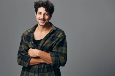 Fotokopici adam arka planı mutlu moda gülümseme stüdyosu modern kendine güvenen yakışıklı yaşam tarzı neşeli hippi jest gömleği moda damalı İspanyol portresi genç yüz