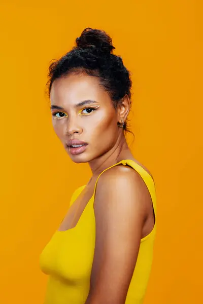 Mooie Vrouw Model Oog Make Afrikaans Gezicht Portret Geel Kleurrijke — Stockfoto
