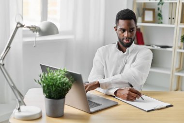 Afrikalı erkek öğrenci, masa başı internet, Amerikan iş yeri, dizüstü bilgisayar, internet, afrika ofis, uzay eğitimi, serbest masa, fotokopi işi kullanıyor.