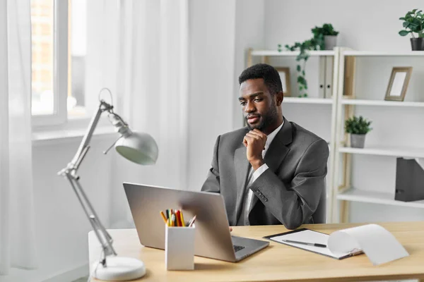 Chat Man Person Freelancer Indoor Office African Using Computer Space — Stock Photo, Image