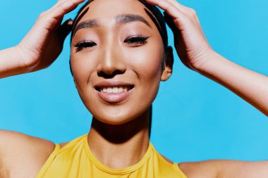 Kadın stili siyah saçlar çekici gülümseme portre güzellik sarı moda arka plan yaşam tarzı eğlence mavi yakın plan