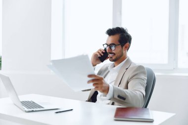 Erkek portresi modern başarılı iş adamı telefon konuşması profesyonel bilgisayar videosu kazananı bilgisayar işçisi erkek iş yeri araması mutlu ofis gülümsemesi çekici iletişim belgesi