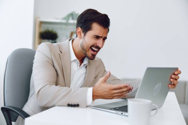 Yetişkin bir iş adamı teknoloji ofisi. Girişimci arıyor. İnternette masa başı işi.