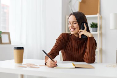 Laptop öğrencisi bağlantıları üzerinde çalışıyorum selfie genç iş dünyası serbest telefon eğitimi siber uzay görünümlü gülümseme öğrenen bilişsel blog yazarı kız hipster