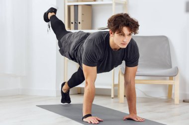 Oda görevlisi yaşam tarzını esnetiyor sağlık aktivitesi güçlü spor ev zeminine uygun sağlıklı insanları eğiterek ev içi karantina sporu yapıyor.