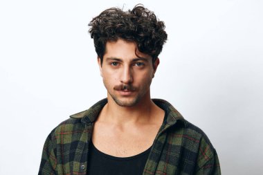 Erkek erkek izole yüz çekici jest sakal neşeli hippi portre kopya uzay moda gömlek yakışıklı ifade ayakta gülümseme moda