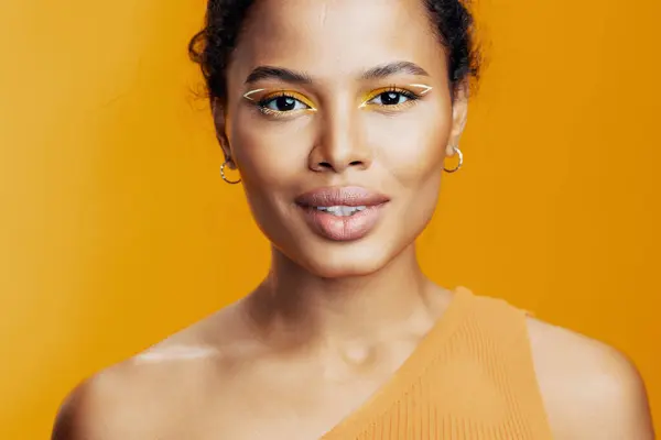 Vrouw Kleurrijke Schoonheid Kopiëren Cosmetologie Huid Zwart Geel Roze Gezicht — Stockfoto
