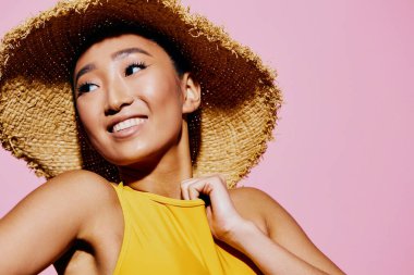 Moda kadını yaz arkaplan ağzı mutlu gözler sarı bikini moda pembe güzel bir portre gülümseme mutlulukla yüzleş kadın eğlencesi