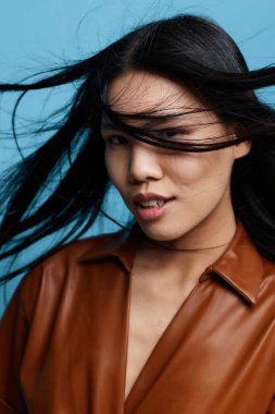 İş kadını Asyalı mavi tebessüm neşeli yaşam tarzı saçlı mutlu uzun, çekici, modaya uyan, kendine güvenen stüdyo güzeli, yakışıklı, japon tarzı neşeli Kore portresi.