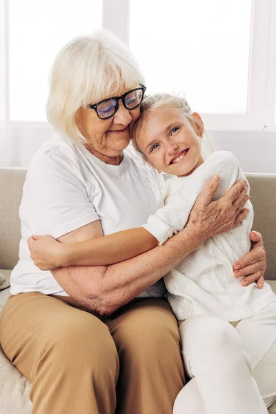Sentado Mulher Neta Geração Velho Abraço Feliz Amor Estilo Vida — Fotografia de Stock