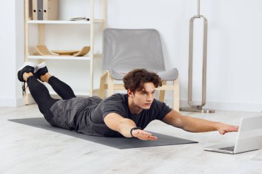 Spor adamı çevrimiçi sağlık ev egzersizi ev sporu beden eğitimi oda aktivitesi teknolojisi ev içinde güçlü oturma odası yetişkin