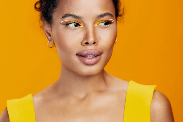 Mujer Sonrisa Creativo Negro Copia Colorido Rosa Maquillaje Cosmetología Cosmética —  Fotos de Stock