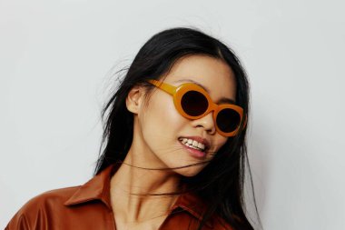 Çekici kadın portresi, güzellik şapkası Asya güneş gözlükleri kozmetik cazibe tatlı güzellik salonu kızı saç stili kadınlık güzel bej saç modeli siyah seyahat
