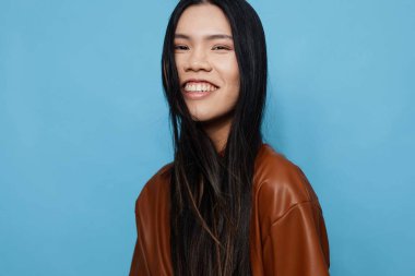 Çekici, sevimli, modaya uygun, mavi, uzun, Asyalı stüdyo güzeli, gülümse, mutlu, arka plan kızı portresi.