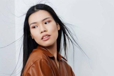 Ciltli, seksi, uzun saçlı, zarif bir kuaför saçı çekici, Koreli, çekici, güzel, güzel, çekici, kozmetik makyajlı, siyah, moda Asyalı bir kadın.