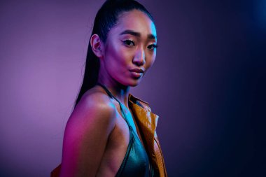 Parlak, açık tenli, güzel, zarif, mavi, parıldayan kadın sanat yüzü, stüdyo kırmızı, esmer, çok renkli, canlı model, disko, neon, moda, mor.