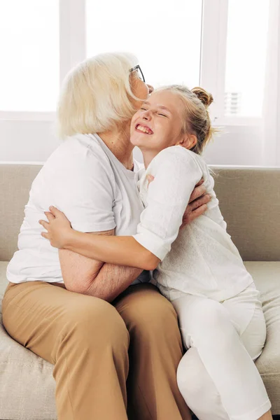 Abraçando Mulher Menina Sênior Velho Neta Idoso Família Ligação Sofá — Fotografia de Stock