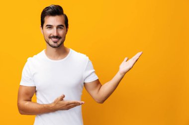 Manken portresi sarı kot pantolon tişört görüntüsü günlük boş yaşam tarzı arka plan gülümsemesi izole edilmiş ön giysi, günlük kıyafet stüdyosu.