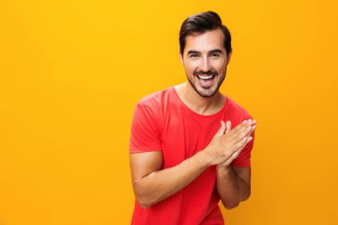 Erkek jesti sarı uzay adamı moda yaşam tarzı portre stüdyosu gülümseme model kol arka plan izole neşeli gülen yüz kendine güvenen fotokopi işi stili.