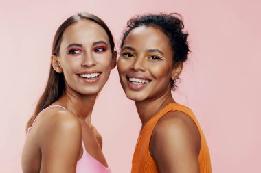 Model kadın vücut bakımı stüdyosunun parlak portresi birlikte pembe güzel mutlu Amerikan ırkı Afro güzellik iki renkli ve çekici ten