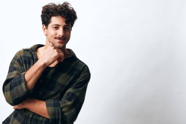 Yüz adam neşeli, yakışıklı, güler yüzlü, jest, kopya uzay, duygu, hippi moda, moda, kendine güvenen İspanyol portresi.