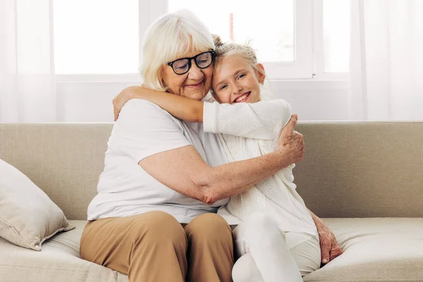 おばあちゃん ソファ 幸せな 高齢者 ホーム ライフスタイル ソファ — ストック写真