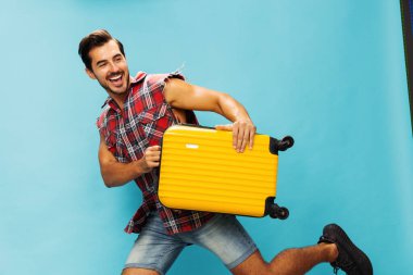 Tatil gezisi mutlu gezgin bavul sarı yaşam tarzı mavi tur arka plan erkek uçuş bileti uzay yolculuğu hipster valiz stüdyo tarzı valiz