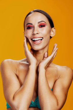 Moda kadını arka plan yakın plan saç stili kız güzellik güzel portre göz estetik stüdyo gülüşü makyaj modeli sarı