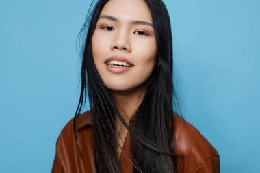 Mutlu, tatlı bir kız stüdyo hanımı, modaya uygun, uzun, mavi, neşeli, çekici, kendine güvenen, hayat tarzı, gülümseyen, güzel, Asyalı bir Japon portresi.