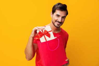Alışverişçi mutlu müşteri indirimi moda günü hediyesi kadın arka plan satışı izole edilmiş sarı sürpriz mağaza hediye paketi hediye paketi tatil yaşam tarzı