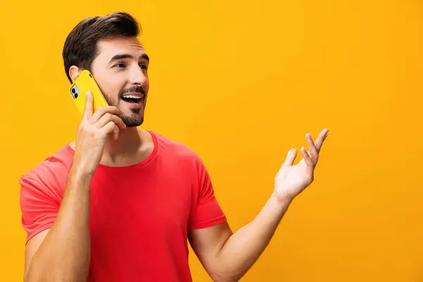 Yellow Man Μήνυμα Χαμόγελο Απομονωμένη Πορτρέτο Κινητό Τηλέφωνο Στούντιο Επιχείρηση — Φωτογραφία Αρχείου