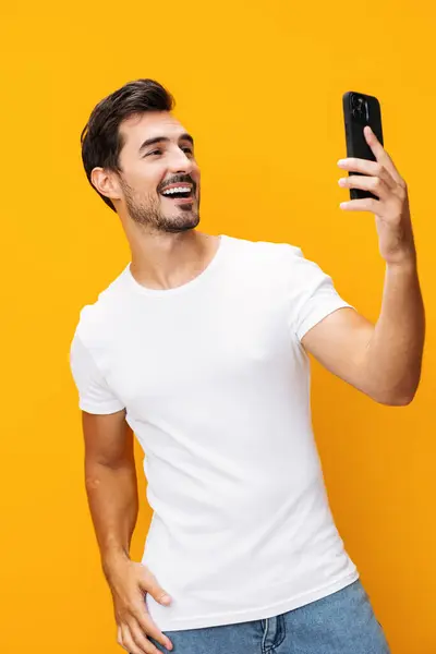 Glimlachende Man Cyberspace Kopiëren Gelukkig Mobiele Bril Selfie Studio Zakelijke — Stockfoto