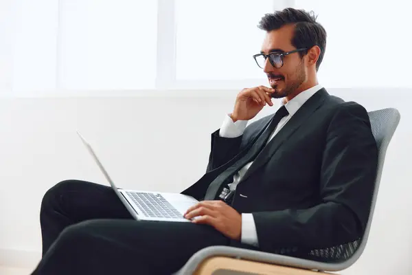 办公室男工庆祝男性科技工作快乐背景行政人员笔记本电脑是的 互联网获奖者坐在企业里 看上去像企业家 — 图库照片