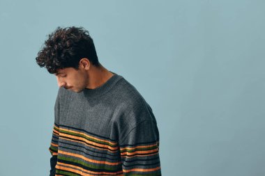 Erkek portresi süveter jesti yakışıklı manken el fotokopi moda adam beyaz saç dostu hippi sakal pozitif gülümseme gri çekici yüz