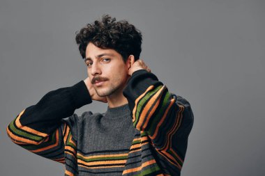 Yakışıklı, hippi, genç, modaya uygun İspanyol, olgun, arkadaş canlısı, gülümseyen sakallı, gri, telif alanı portresi güzel, beyaz, doğal moda.