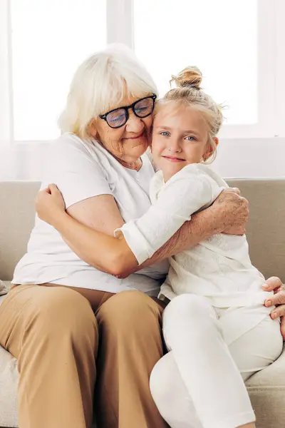 カウチ ソファー おばあちゃん 幸せな シニア ホーム ライフスタイル 高齢者 — ストック写真