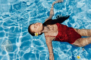 Kadın eğlencesi kadın vücudu yüzme tatil yaz havuzu dalış sualtı spa sporu su altı bikini mavi güzellik bayramı güzel