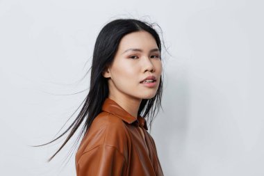 Kadın moda Koreli seksi bej cazibe portresi uzun kadınsı saç modeli siyah saç modeli çekici kozmetik güzellik salonu saç kesimi zarif, sevimli