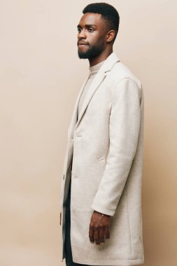 Adam uzay beyaz amerikan kopyası bej renkli Afrikalı model yakışıklı siyah gözlük portre moda genç Amerikalı Afrikalı adam pozitif neşe arka planı stili