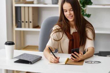 Kadın dizüstü bilgisayar öğreniyor. Liseli kız sohbet ediyor. Blogcu Selfie testi yapıyor.