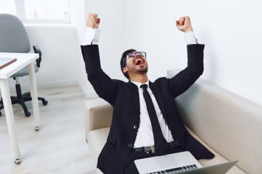 Yalancı öğrenci gülümseyen gözlük odasında çalışıyor dizüstü bilgisayar ağı kuruyor kanepe videosu çevrimiçi mutlu kanepe ev portresi erkek hayat tarzı girişimci oturmaya oturmak diyor.