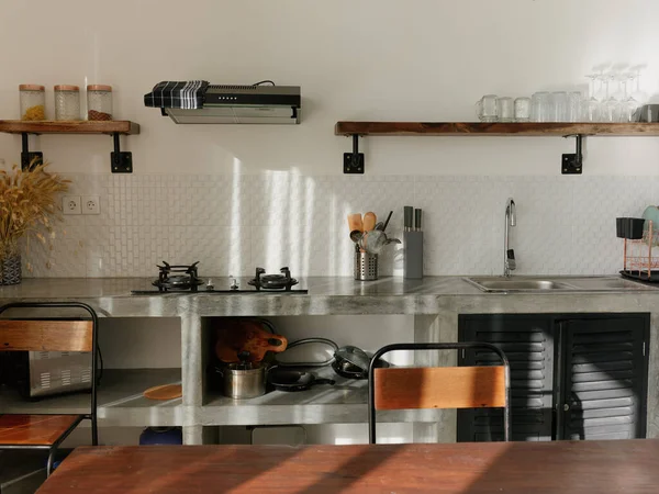 Moderne Kücheneinrichtung Mit Esstisch Mit Retro Dekorelementen Vintage Armaturen Stilvollem — Stockfoto